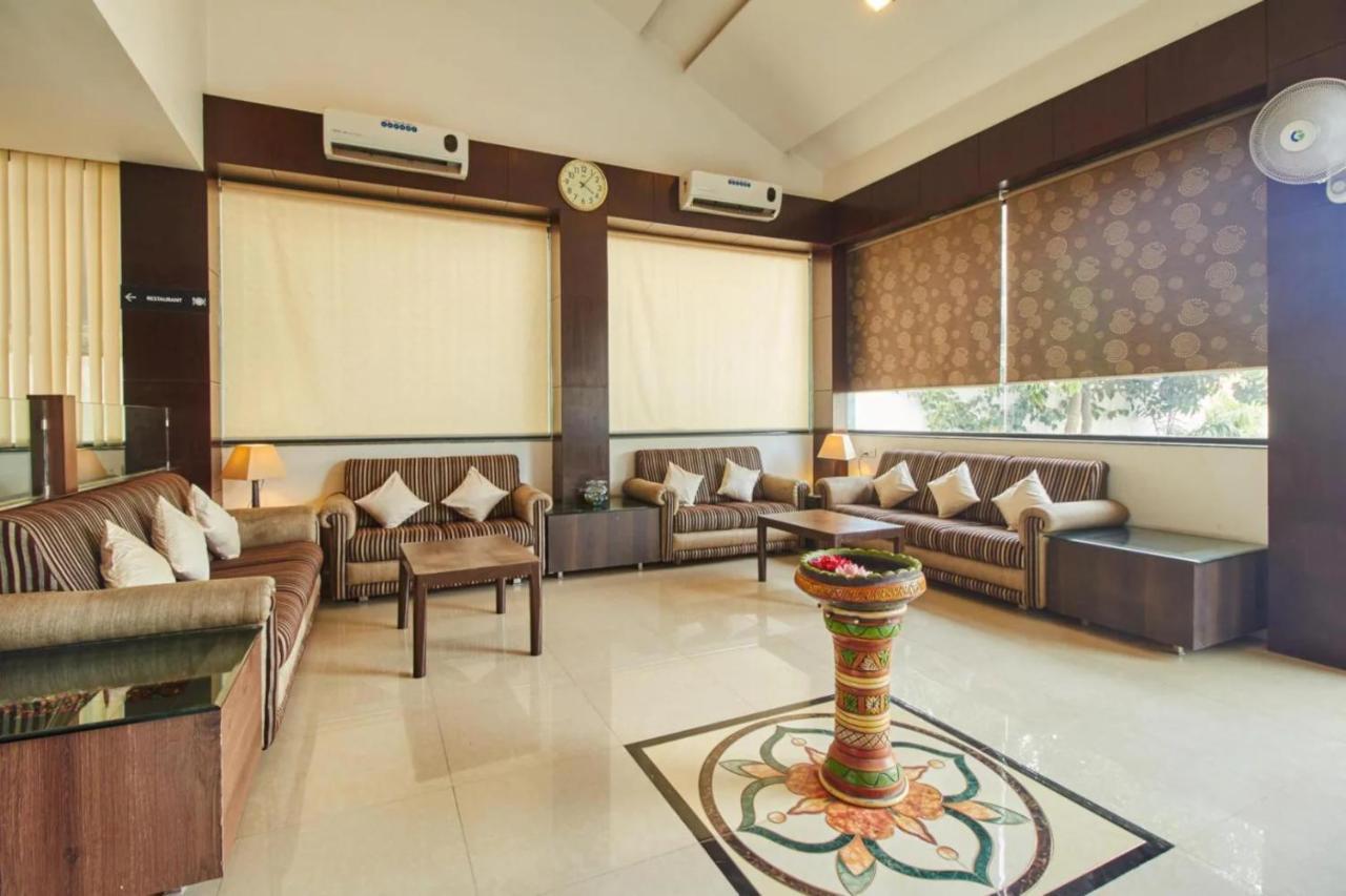 Hotel Shirdi Sai Wada Extérieur photo