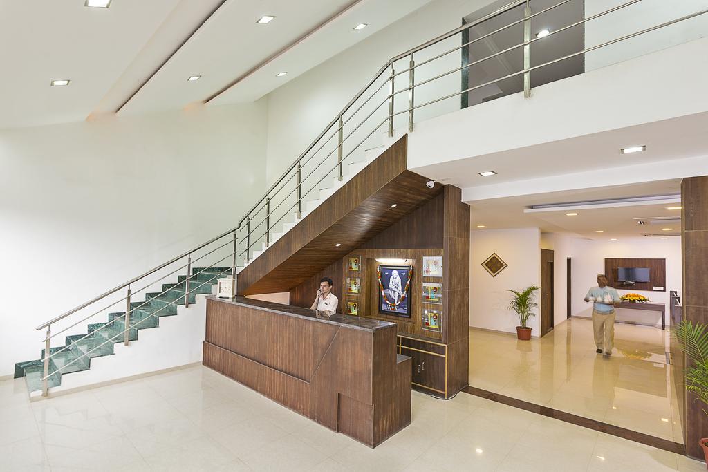 Hotel Shirdi Sai Wada Extérieur photo