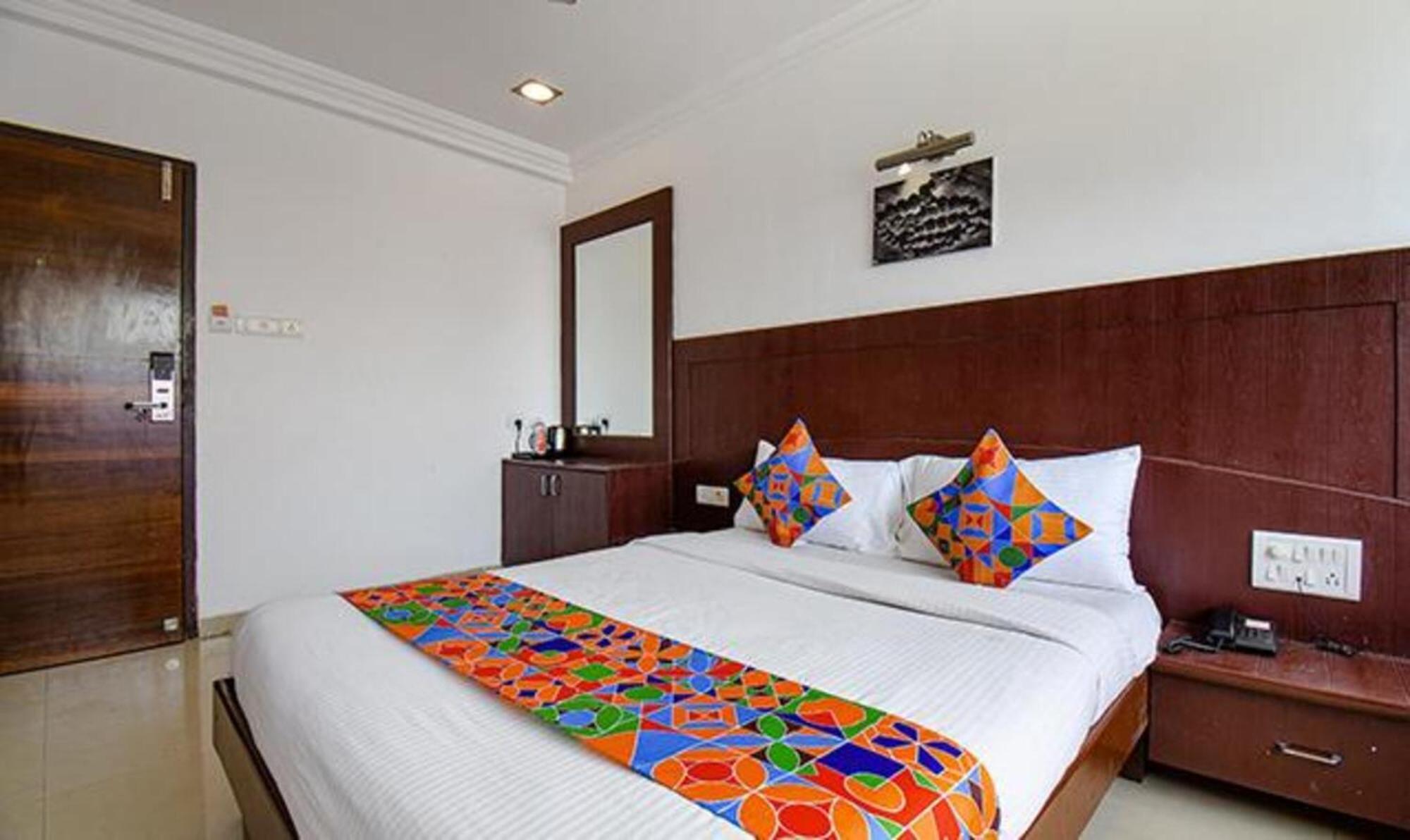 Hotel Shirdi Sai Wada Extérieur photo