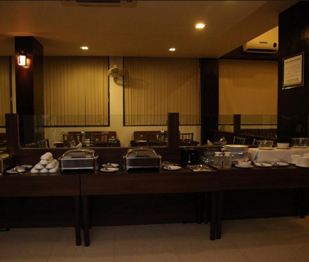 Hotel Shirdi Sai Wada Extérieur photo